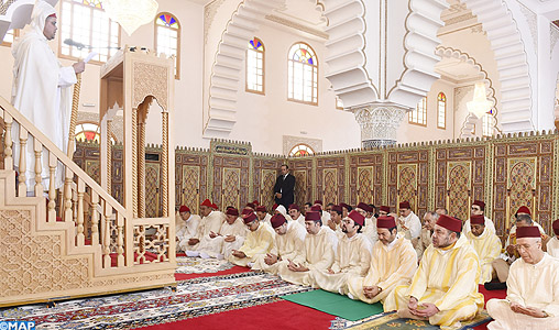 SM le Roi, Amir Al Mouminine, accomplit la prière du vendredi à la mosquée Ryad à Oujda   