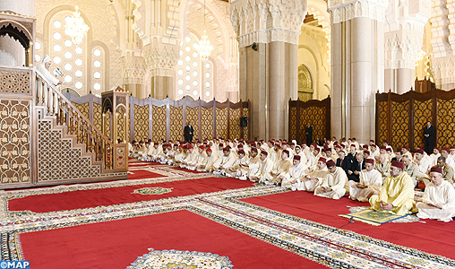 SM le Roi, Amir Al Mouminine, accomplit la prière du vendredi à la mosquée Hassan II à Casablanca