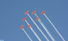 Fête du Trône: l’équipe de voltige “Marche Verte” et l’équipe nationale des parachutistes émerveillent le public de Rabat-Salé par des shows aériens inédits