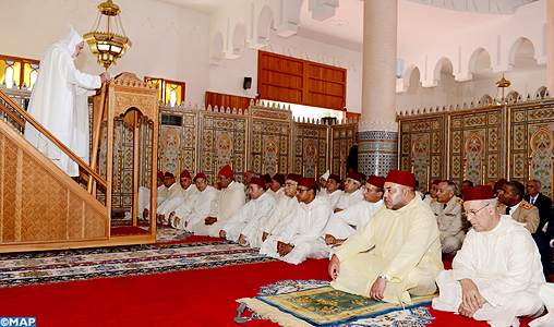 SM le Roi Mohammed VI, Amir Al Mouminine, accomplit la prière du vendredi à la mosquée Omar Ibn Al Khattab à M’diq