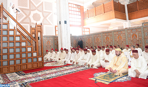 SM le Roi, Amir Al Mouminine, accomplit la prière du vendredi à la mosquée Taha à Casablanca