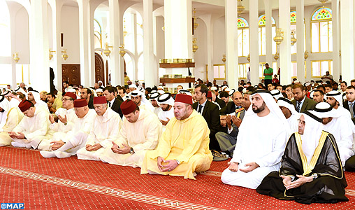 SM le Roi, Amir Al Mouminine, accomplit la prière du vendredi à la mosquée Soltane Ben Zayed 1er à Abou Dhabi