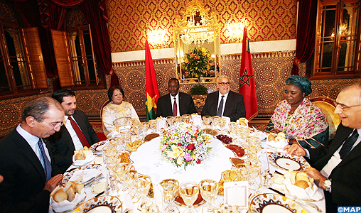 SM le Roi offre un dîner en l’honneur du Premier ministre burkinabé, Yacouba Isaac Zida