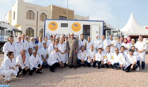 Visite de SM le Roi auprès des bénéficiaires de la caravane médicale solidaire à Médiouna initiée par la Fondation Mohammed V pour la Solidarité
