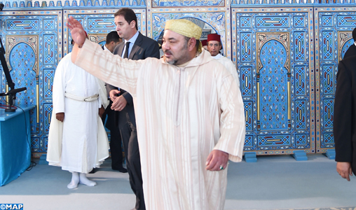 SM le Roi, Amir Al Mouminine, accomplit la prière du vendredi à la mosquée Mohammed V à Fnideq