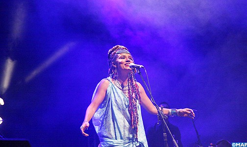 Visa For Music : la chanteuse Oum envoûte le public du Théâtre Mohammed V