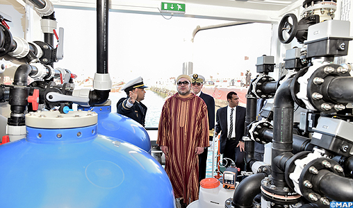 SM le Roi, Chef Suprême et Chef d’Etat-Major Général des FAR, inaugure à Dakhla la barge de désalinisation d’eau de mer “Oued Massa”