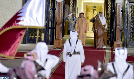 L’Emir du Qatar offre une cérémonie d’accueil officielle en l’honneur de Sa Majesté le Roi
