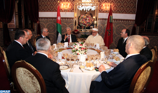SM le Roi offre un diner en l’honneur du Premier ministre jordanien