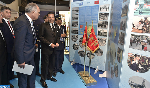 SAR le prince Moulay Rachid visite l’exposition sur la contribution du Maroc aux opérations de maintien de la paix et à l’action humanitaire