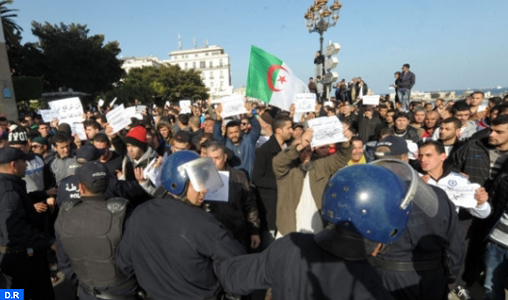 Algérie: violents affrontements entre la police et des protestataires en Kabylie