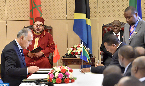 SM le Roi et le Président tanzanien président la cérémonie de signature de 22 conventions et accords bilatéraux