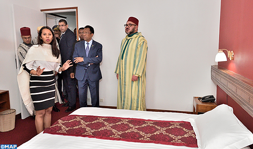 SM le Roi visite l’hôtel “Les thermes” à Antsirabe où séjournait feu SM le Roi Mohammed V lors de son exil