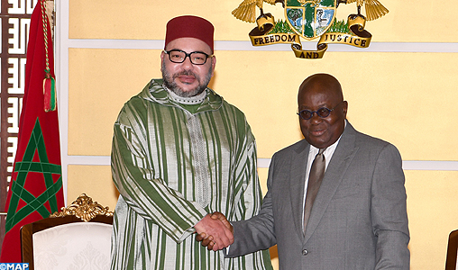 SM le Roi s’entretient en tête-à-tête à Accra avec le Président de la République du Ghana
