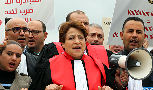 Tunisie: des magistrats manifestent devant le Parlement pour “l’indépendance” de la justice