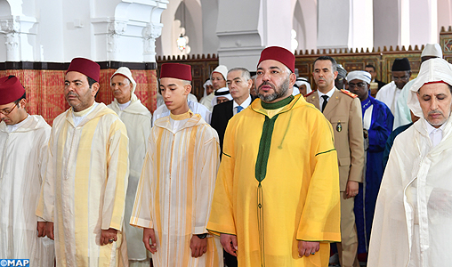 SM le Roi, Amir Al-Mouminine, accomplit la prière de l’Aïd Al-Fitr à la Mosquée Al-Mohammadi à Casablanca et reçoit les vœux en cette heureuse occasion