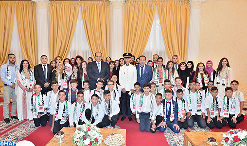 SAR le Prince Héritier Moulay El Hassan reçoit les enfants maqdessis participant à la 10è édition des colonies de vacances de l’Agence Bayt Mal Al-Qods