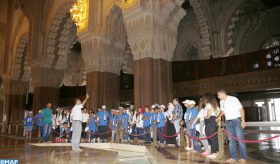 Des enfants Maqdessis visitent la Mosquée Hassan II