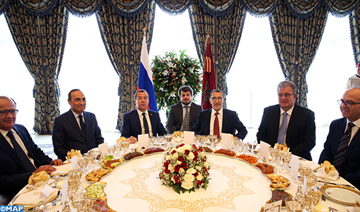SM le Roi offre un déjeuner en l’honneur du Premier ministre russe, présidé par le Chef du gouvernement