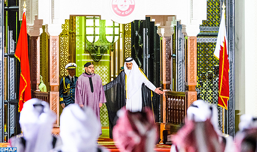 L’Emir du Qatar offre une cérémonie d’accueil officielle en l’honneur de SM le Roi