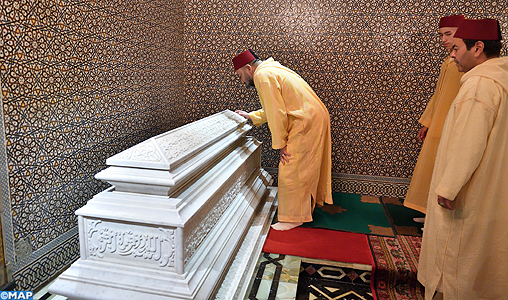 SM le Roi, Amir Al-Mouminine, préside une veillée religieuse en commémoration du 19è anniversaire de la disparition de feu SM Hassan II