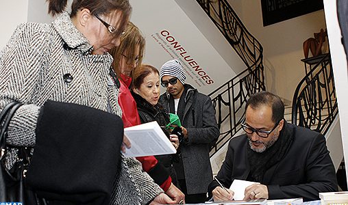 Abdelhak Najib signe à Casablanca son premier recueil de poésie “Le pays où les pierres parlent”