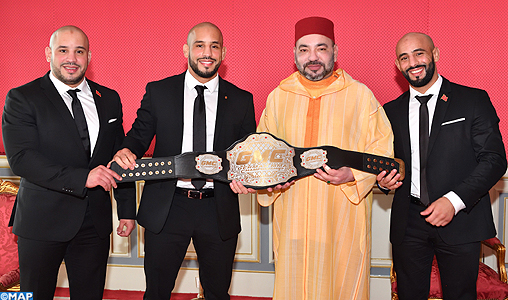 SM le Roi reçoit à Rabat les frères Azaitar, champions du monde de MMA