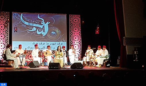 A Agadir, Majda El Yahyaoui conquiert le public avec des chants spirituels authentiquement marocains