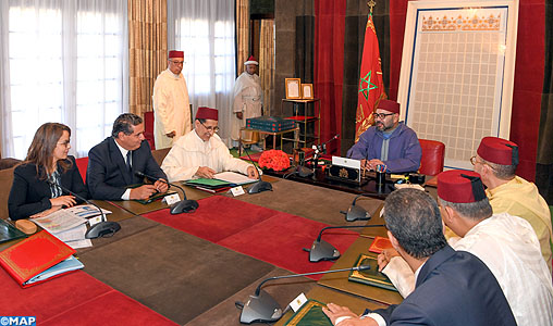 SM le Roi Mohammed VI préside au Palais Royal à Rabat une réunion consacrée à la problématique de l’eau