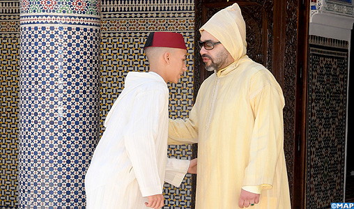 SM le Roi, Amir Al-Mouminine, accomplit la prière de l’Aïd Al-Fitr à la Mosquée Ahl Fès à Rabat et reçoit les vœux en cette heureuse occasion