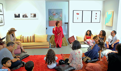 L’écrivaine Halima Hamdane enchante ses auditeurs lors d’une séance de contes à la galerie Abla Ababou