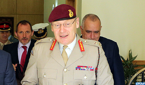 Le Général de Corps d’Armée, Inspecteur Général des FAR reçoit le Lieutenant-Général Sir John Lorimer, Haut Conseiller à la Défense britannique, chargé de la région MENA
