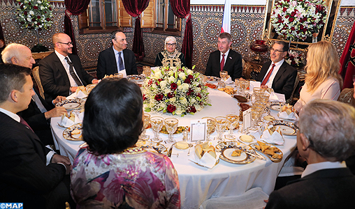 SM le Roi offre un dîner en l’honneur du Premier ministre tchèque