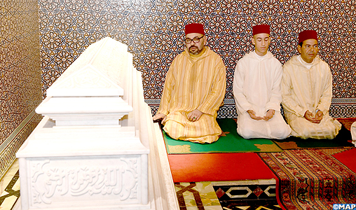 SM le Roi, Amir Al-Mouminine, préside une veillée religieuse en commémoration du 20è anniversaire de la disparition de feu SM Hassan II