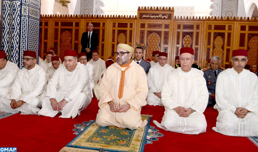 SM le Roi, Amir Al Mouminine, accomplit la prière du Vendredi à la mosquée Palestine à Salé