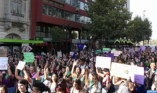 Plus de 190.000 personnes manifestent à Santiago du Chili en commémoration de la Journée internationale de la femme