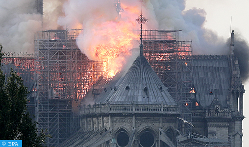 Violent incendie à la cathédrale Notre-Dame de Paris : la toiture dévorée par le feu, les flammes toujours pas circonscrites