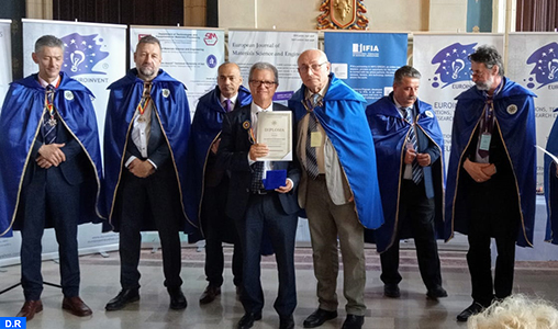 L’enseignant-chercheur marocain Kamal Daissaoui fait Chevalier de l’Ordre pour le progrès des sciences et de l’invention en Roumanie