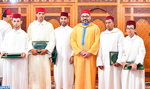 SM le Roi, Amir Al-Mouminine, remet le Prix Mohammed VI aux lauréats du programme national de lutte contre l’analphabétisme dans les mosquées dans sa catégorie masculine au titre de 2017/2018