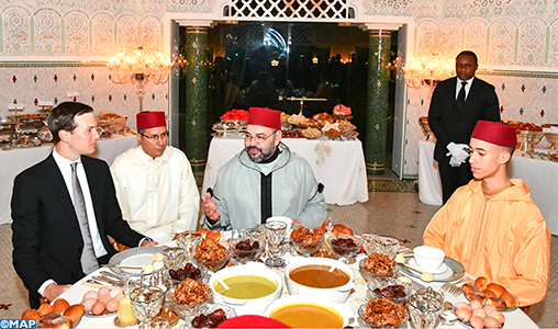 SM le Roi offre un iftar en l’honneur de M. Jared Kushner, Conseiller principal du Président américain