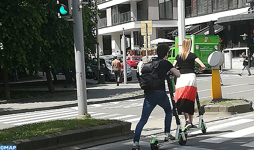 Conçue comme un moyen alternatif de mobilité, la trottinette électrique devient vite un cauchemar en ville