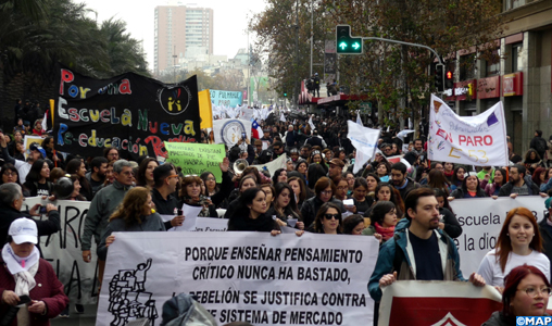 Chili: 45.000 personnes défilent à Santiago à l’appel du Collège des enseignants en grève illimitée depuis le début de la semaine