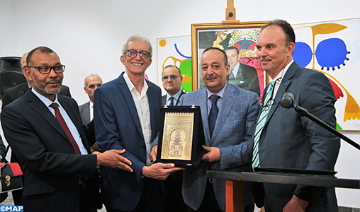 Tétouan: M. Laâraj remet le trophée de la reconnaissance à l’artiste-peintre Abdelkrim Ouazzani