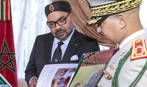 SM le Roi reçoit à Al-Hoceima l’Inspecteur Général des FAR qui a remis au Souverain un livre sur l’action royale de modernisation de cette valeureuse institution
