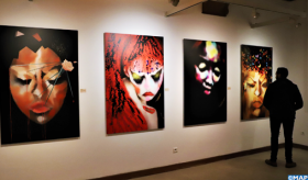 Vernissage à Rabat de l’exposition “A fleur de mondes” de l’artiste peintre Bouthaïna Azami