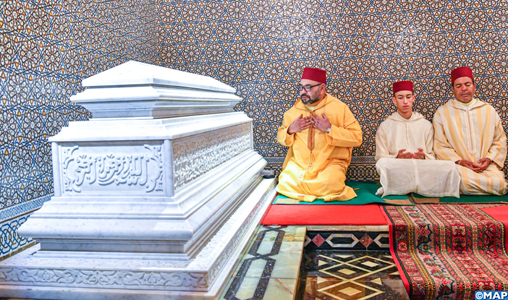 SM le Roi, Amir Al-Mouminine, préside une veillée religieuse en commémoration du 21è anniversaire de la disparition de Feu SM Hassan II