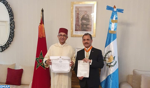 Remise à Jakarta d’une décoration Royale à l’ex-ambassadeur de Guatemala au Maroc