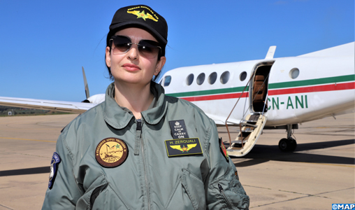 Hanae Zerouali: Parcours exceptionnel de la première femme à prendre les commandes d’un avion militaire