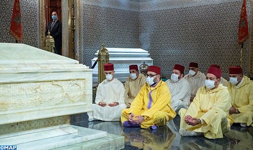 SM le Roi, Amir Al Mouminine, se recueille sur la tombe de Feu SM le Roi Mohammed V