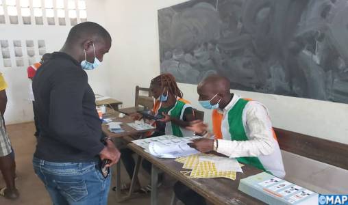 Présidentielle en Côte d’Ivoire : les électeurs aux urnes